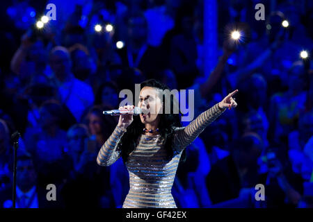 Philadelphia, USA. 28. Juli 2016. Sängerin Katy Perry führt am letzten Tag der Democratic National Convention 2016 in Philadelphia, Pennsylvania, USA, 28. Juli 2016. Bildnachweis: Li Muzi/Xinhua/Alamy Live-Nachrichten Stockfoto