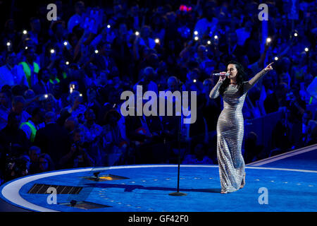 Philadelphia, USA. 28. Juli 2016. Sängerin Katy Perry führt am letzten Tag der Democratic National Convention 2016 in Philadelphia, Pennsylvania, USA, 28. Juli 2016. Bildnachweis: Li Muzi/Xinhua/Alamy Live-Nachrichten Stockfoto