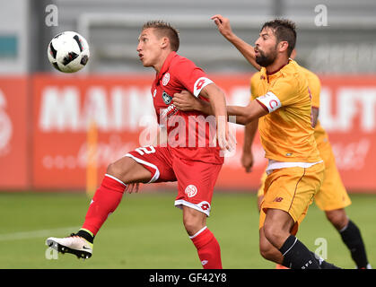 Mainz, Deutschland. 28. Juli 2016. Mainz "Pablo de Blasis (L) in Aktion gegen Sevilla Cola während der internationalen Fußball-Freundschaftsspiel zwischen FSV Mainz 05 und FC Sevilla in Mainz, Deutschland, 28. Juli 2016. Foto: Torsten Silz/Dpa/Alamy Live News Stockfoto