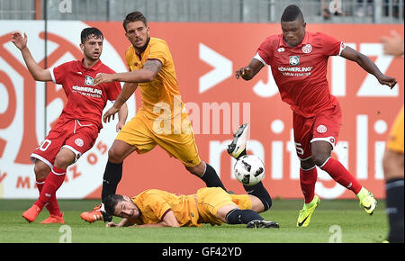 Mainz, Deutschland. 28. Juli 2016. Mainz "Jhon Cordoba (R) in Aktion gegen Sevilla Daniel Carrico (C) und Sevillas Escudero Palomo während der internationalen Fußball-Freundschaftsspiel zwischen FSV Mainz 05 und FC Sevilla in Mainz, Deutschland, 28. Juli 2016. Foto: Torsten Silz/Dpa/Alamy Live News Stockfoto