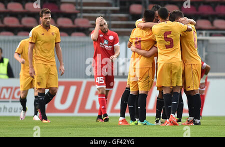 Mainz, Deutschland. 28. Juli 2016. Sevilla-Spieler feiern das 0-1 Ziel während der internationalen Fußball-Freundschaftsspiel zwischen FSV Mainz 05 und FC Sevilla in Mainz, Deutschland, 28. Juli 2016. Foto: Torsten Silz/Dpa/Alamy Live News Stockfoto