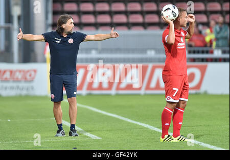 Mainz, Deutschland. 28. Juli 2016. Mainz' Trainer Martin Schmidt (L) Gesten neben Spieler Pierre Bengtsson während der internationalen Fußball-Freundschaftsspiel zwischen FSV Mainz 05 und FC Sevilla in Mainz, Deutschland, 28. Juli 2016. Foto: Torsten Silz/Dpa/Alamy Live News Stockfoto