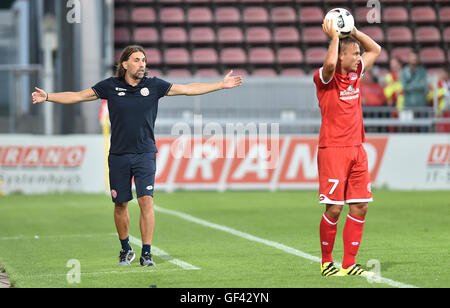 Mainz, Deutschland. 28. Juli 2016. Mainz' Trainer Martin Schmidt (L) Gesten neben Spieler Pierre Bengtsson während der internationalen Fußball-Freundschaftsspiel zwischen FSV Mainz 05 und FC Sevilla in Mainz, Deutschland, 28. Juli 2016. Foto: Torsten Silz/Dpa/Alamy Live News Stockfoto