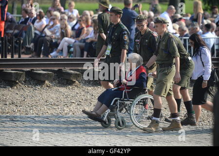 Auschwitz, Polen. 29. Juli 2016. Besucher kommen auf dem Gelände der ehemaligen NS-Vernichtungslager Auschwitz-Birkenau in Oswiecim, Polen anlässlich des Besuchs des Papstes auf Freitag, 29. Juli 2016 im Zusammenhang mit dem Weltjugendtag (WJT) vom 27. bis 31. Juli 2016 in Polen. Foto: Armin Weigel/Dpa (c) Dpa - Bildfunk Credit: Dpa picture-Alliance/Alamy Live News Stockfoto