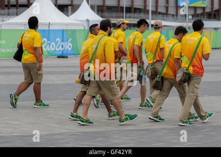 Rio De Janeiro, Brasilien. 28. Juli 2016. Freiwillige, die zu Fuß in den Olympiapark in Rio De Janeiro, Brasilien, 28. Juli 2016. Die Olympischen Spiele 2016 wird vom 5-21. August 2016 in Rio De Janeiro stattfinden. Foto: MICHAEL KAPPELER/DPA/Alamy Live-Nachrichten Stockfoto