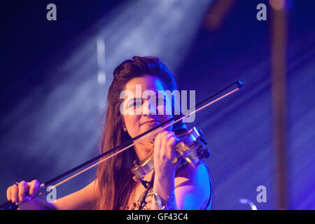 Sidmouth Folk Week, Sidmouth, Devon, 28. Juli 16 Jessie Smart kann der Elektro-Folk-Band Steeleye Span Schlagzeile Sidmouth Folk Festival in der Stadt Zentrum Schinken Festzelt. © Tony Charnock, Alamy LiveNews Stockfoto