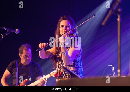 Sidmouth Folk Week, Sidmouth, Devon, 28. Juli 16 Jessie Smart kann der Elektro-Folk-Band Steeleye Span Schlagzeile Sidmouth Folk Festival in der Stadt Zentrum Schinken Festzelt. © Tony Charnock, Alamy LiveNews Stockfoto