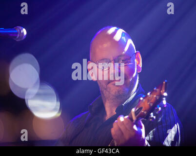 Sidmouth Folk Week, Sidmouth, Devon, 28. Juli 16 Spud Sinclair Elektro-Folk-Band Steeleye Span headline Sidmouth Folk Festival im Zentrum Stadt Ham Festzelt. © Tony Charnock, Alamy LiveNews Stockfoto