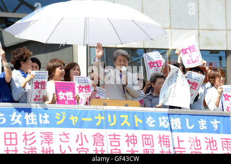 Tokio, Japan. 29. Juli 2016. Shuntaro Torigoe (C), erfahrener Journalist und Kandidat für die Tokyo Gouverneurswahl, hält eine Rede an Passanten in Tokio, Japan, 29. Juli 2016. 21 Kandidaten für die Gouverneurswahl von Tokio beschäftigen alle Kampagnenaktivitäten vor der Wahl die für den 31. Juli eingestellt wird. Ehemaliger Gouverneur von Tokio Yoichi Masuzoe trat letzten Monat eines Skandals über die angebliche Verwendung öffentlicher Mittel für private Reisen und Geschenke. © Ma Ping/Xinhua/Alamy Live-Nachrichten Stockfoto