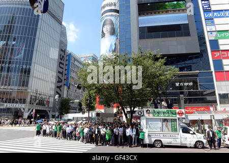 Tokio, Japan. 29. Juli 2016. Yuriko Koike (1. L auf dem Wagen), Japans ehemaliger Verteidigungsminister und Kandidat für die Gouverneurswahl Tokios, liefert eine Rede an Passanten in Tokio, Japan, 29. Juli 2016. 21 Kandidaten für die Gouverneurswahl von Tokio beschäftigen alle Kampagnenaktivitäten vor der Wahl die für den 31. Juli eingestellt wird. Ehemaliger Gouverneur von Tokio Yoichi Masuzoe trat letzten Monat eines Skandals über die angebliche Verwendung öffentlicher Mittel für private Reisen und Geschenke. © Ma Ping/Xinhua/Alamy Live-Nachrichten Stockfoto