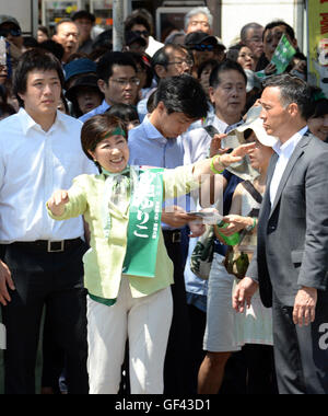 Tokio, Japan. 29. Juli 2016. Yuriko Koike (vorne), Japans ehemaliger Verteidigungsminister und Kandidat für die Gouverneurswahl Tokios, grüßt Unterstützer in Tokio, Japan, 29. Juli 2016. 21 Kandidaten für die Gouverneurswahl von Tokio beschäftigen alle Kampagnenaktivitäten vor der Wahl die für den 31. Juli eingestellt wird. Ehemaliger Gouverneur von Tokio Yoichi Masuzoe trat letzten Monat eines Skandals über die angebliche Verwendung öffentlicher Mittel für private Reisen und Geschenke. © Ma Ping/Xinhua/Alamy Live-Nachrichten Stockfoto