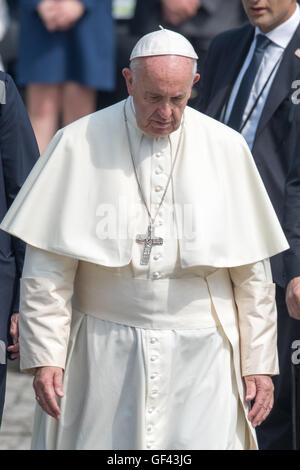 Auschwitz, Polen. 29. Juli 2016. Papst Francis besucht die ehemalige NS-Vernichtungslager Auschwitz-Birkenau in Oswiecim, Polen am Freitag, 29. Juli 2016. Er ist ein "Tag der Stille" hier verbringen, statt Teilnahme in den Weltjugendtag (WJT) in Polen. : Bildnachweis Armin Weigel/Dpa: Dpa picture-Alliance/Alamy Live News Stockfoto