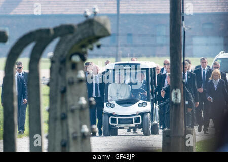 Auschwitz, Polen. 29. Juli 2016. Papst Francis kommt bei der ehemaligen Nazi-Vernichtungslager Auschwitz-Birkenau in Oswiecim, Polen im Freitag, 29. Juli 2016. Er ist ein "Tag der Stille" hier verbringen, statt Teilnahme in den Weltjugendtag (WJT) in Polen. : Bildnachweis Armin Weigel/Dpa: Dpa picture-Alliance/Alamy Live News Stockfoto