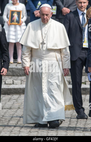 Auschwitz, Polen. 29. Juli 2016. Papst Francis besucht die ehemalige NS-Vernichtungslager Auschwitz-Birkenau in Oswiecim, Polen am Freitag, 29. Juli 2016. Er ist ein "Tag der Stille" hier verbringen, statt Teilnahme in den Weltjugendtag (WJT) in Polen. : Bildnachweis Armin Weigel/Dpa: Dpa picture-Alliance/Alamy Live News Stockfoto