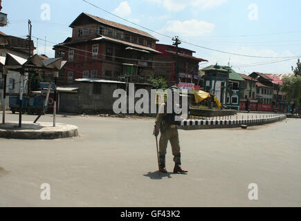 Srinagar, Kaschmir. 29. Juli 2016. Paramilitärische Soldaten Wache stehen, während eine Ausgangssperre nach einem Aufruf pro Kashmiri Widerstand Führer, im folgenden März in Richtung Grand Jamia Moschee Gewalt, dass mehr als 50 Menschen getötet und Tausende verletzt, Links Behörden verhängt hat strenge Ausgangssperre am 21. Tag in Kaschmir, einen März-Aufruf von Anti-Indien und pro Kaschmir Widerstand Führer gegeben zu vereiteln abzielt, protest gegen die Tötung von unschuldigen im Tal. Bildnachweis: Sofi Suhail/Alamy Live-Nachrichten Stockfoto