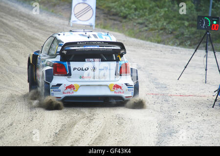 Jyväskylä, Finnland. 29. Juli 2016. Sebastien Ogier von Frankreich und Julien Ingrassia von Frankreich in Aktion während der SS6 von Neste Rally Finnland 2016 in ihren Volkswagen Polo R WRC Team Volkswagen Motorsport am 29. Juli 2016 in Jyväskylä, Finnland Stockfoto