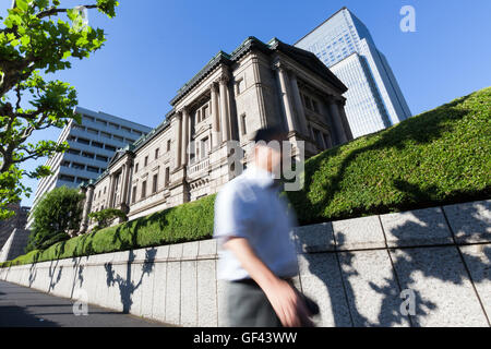 Tokio, Japan. 29. Juli 2016. Ein Mann geht vorbei an der Bank of Japan am 29. Juli 2016, Tokio, Japan. Der Nikkei 225 Stock Average geschlossen bis 0,56 Prozent oder 92,43 Punkte auf 16,569.27 erholt sich von früheren Verluste nach negativen Reaktion der Bank von Japan schwächer als erwartete Reiz. Bildnachweis: Rodrigo Reyes Marin/AFLO/Alamy Live-Nachrichten Stockfoto