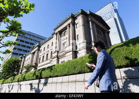 Tokio, Japan. 29. Juli 2016. Ein Mann geht vorbei an der Bank of Japan am 29. Juli 2016, Tokio, Japan. Der Nikkei 225 Stock Average geschlossen bis 0,56 Prozent oder 92,43 Punkte auf 16,569.27 erholt sich von früheren Verluste nach negativen Reaktion der Bank von Japan schwächer als erwartete Reiz. Bildnachweis: Rodrigo Reyes Marin/AFLO/Alamy Live-Nachrichten Stockfoto