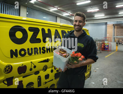 (160729)--SYDNEY, 29. Juli 2016 (Xinhua)--Datei Foto am 8. Juli 2016 zeigt, dass OzHarvest Mitarbeiter Alex Hemmer sammelt nicht nur Lebensmittel, sondern auch Blumen, die seiner Meinung nach können Menschen glücklich machen, in Sydney, Australien. OzHarvest fungiert als Vermittler, Abholung und Lieferung überschüssige Lebensmittel aus über 2.000 Cafés, Bäckereien und Supermärkte an mehr als 800 Wohltätigkeitsorganisationen gespendet quer durch Australien, die der Nation am meisten Bedürftigen zu helfen. Australier selbst werfen bis zu 10 Milliarden australische Dollar (7,49 Milliarden US-Dollar) Wert der Produkte jährlich, aber das Land benachteiligte gehen noch hing Stockfoto