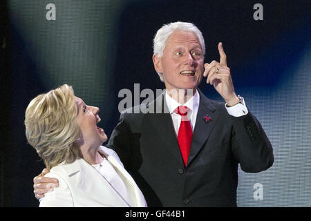 Philadelphia, USA. 28. Juli 2016. US-demokratischen Präsidentschafts Kandidat Hillary Clinton (L) und ihr Ehemann ehemalige US-Präsident Bill Clinton nehmen die Bühne am Ende 2016 US Democratic National Convention im Wells Fargo Center, Philadelphia, Pennsylvania, USA am 28. Juli 2016. Ehemalige US-Außenministerin Hillary Clinton am Donnerstag offiziell akzeptiert die demokratische Partei-Nominierung für das Präsidentenamt und versprach mehr wirtschaftlichen Möglichkeiten für Amerikaner und "stetige Führung." Bildnachweis: Xinhua/Alamy Live-Nachrichten Stockfoto