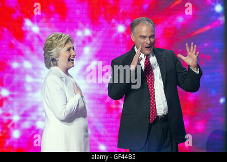 Philadelphia, USA. 28. Juli 2016. US-demokratischen Präsidentschafts Kandidat Hillary Clinton (L) und Vice Presidential Candidate Tim Kaine stehen am Ende 2016 US Democratic National Convention im Wells Fargo Center, Philadelphia, Pennsylvania, USA am 28. Juli 2016. Ehemalige US-Außenministerin Hillary Clinton am Donnerstag offiziell akzeptiert die demokratische Partei-Nominierung für das Präsidentenamt und versprach mehr wirtschaftlichen Möglichkeiten für Amerikaner und "stetige Führung." Bildnachweis: Xinhua/Alamy Live-Nachrichten Stockfoto