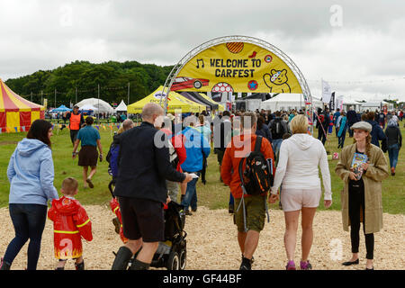 Carfest Nord, Bolesworth, Cheshire, UK. 29. Juli 2016. Menschen, die ihren Weg in. Die Veranstaltung ist die Idee von Chris Evans und Funktionen 3 Tage von Autos, Musik und Unterhaltung mit einem Gewinn an die Stiftung Kinder in Not gespendet. Bildnachweis: Andrew Paterson/Alamy Live-Nachrichten Stockfoto