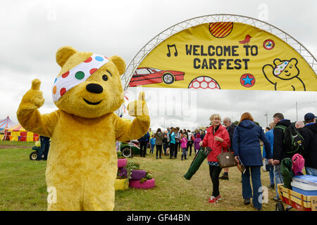 Carfest Nord, Bolesworth, Cheshire, UK. 29. Juli 2016. Pudsey Bär am Eingang. Die Veranstaltung ist die Idee von Chris Evans und Funktionen 3 Tage von Autos, Musik und Unterhaltung mit einem Gewinn an die Stiftung Kinder in Not gespendet. Bildnachweis: Andrew Paterson/Alamy Live-Nachrichten Stockfoto