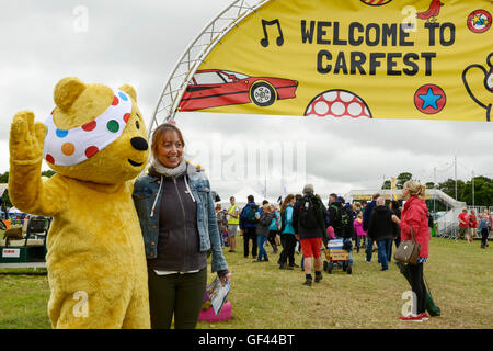 Carfest Nord, Bolesworth, Cheshire, UK. 29. Juli 2016. Pudsey Bär am Eingang. Die Veranstaltung ist die Idee von Chris Evans und Funktionen 3 Tage von Autos, Musik und Unterhaltung mit einem Gewinn an die Stiftung Kinder in Not gespendet. Bildnachweis: Andrew Paterson/Alamy Live-Nachrichten Stockfoto