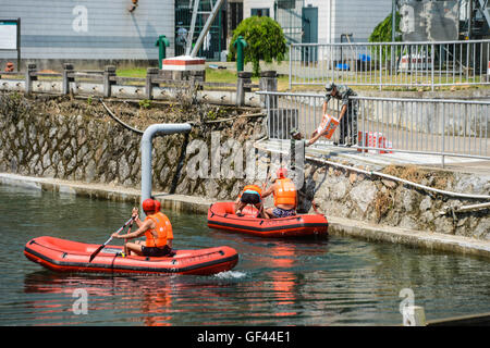 Jiande, China Zhejiang Provinz. 29. Juli 2016. Rettung Arbeiter Transfermaterial auf Schlauchbooten während einer emergency Disaster Relief Bohrmaschine in Jiande, Ost-China Zhejiang Provinz, 29. Juli 2016. Der Drill, die durch multilaterale Kräfte einschließlich der Bergrettung, bewaffnete Kraft-Abteilung, Verkehr Polizei, Wasser-Notfallrettung-Center und die State Grid Corporation of China verbunden war, ist zur Verbesserung der koordinierten Betrieb zwischen diesen Kräften tritt Flut und Erdrutsch. Bildnachweis: Xu Yu/Xinhua/Alamy Live-Nachrichten Stockfoto