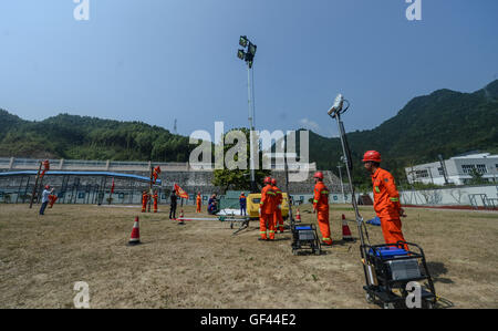 Jiande, China Zhejiang Provinz. 29. Juli 2016. Rettungskräfte installieren Notbeleuchtung Anlage während einer emergency Disaster Relief Bohrmaschine in Jiande, Ost-China Zhejiang Provinz, 29. Juli 2016. Der Drill, die durch multilaterale Kräfte einschließlich der Bergrettung, bewaffnete Kraft-Abteilung, Verkehr Polizei, Wasser-Notfallrettung-Center und die State Grid Corporation of China verbunden war, ist zur Verbesserung der koordinierten Betrieb zwischen diesen Kräften tritt Flut und Erdrutsch. Bildnachweis: Xu Yu/Xinhua/Alamy Live-Nachrichten Stockfoto