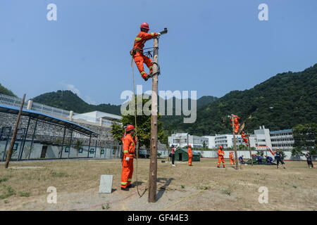 Jiande, China Zhejiang Provinz. 29. Juli 2016. Rettungskräfte lag eine vorübergehende Übertragung Stromkabel während einer emergency Disaster Relief Bohrmaschine in Jiande, Ost-China Zhejiang Provinz, 29. Juli 2016. Der Drill, die durch multilaterale Kräfte einschließlich der Bergrettung, bewaffnete Kraft-Abteilung, Verkehr Polizei, Wasser-Notfallrettung-Center und die State Grid Corporation of China verbunden war, ist zur Verbesserung der koordinierten Betrieb zwischen diesen Kräften tritt Flut und Erdrutsch. Bildnachweis: Xu Yu/Xinhua/Alamy Live-Nachrichten Stockfoto