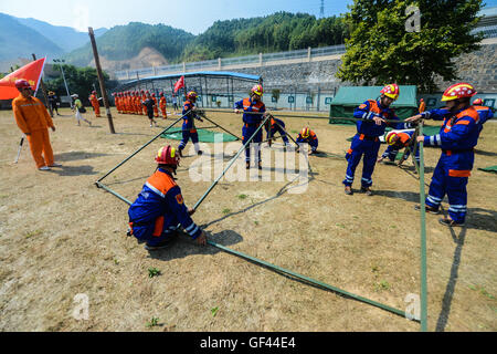 Jiande, China Zhejiang Provinz. 29. Juli 2016. Rettungskräfte Aufmachungen behelfsmäßigen Zelten während einer Nothilfe Katastrophenhilfe Bohren Jiande, Ost-China Zhejiang Provinz, 29. Juli 2016. Der Drill, die durch multilaterale Kräfte einschließlich der Bergrettung, bewaffnete Kraft-Abteilung, Verkehr Polizei, Wasser-Notfallrettung-Center und die State Grid Corporation of China verbunden war, ist zur Verbesserung der koordinierten Betrieb zwischen diesen Kräften tritt Flut und Erdrutsch. Bildnachweis: Xu Yu/Xinhua/Alamy Live-Nachrichten Stockfoto