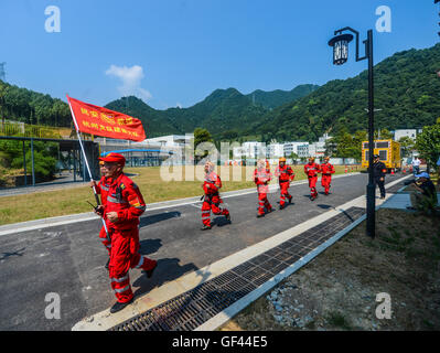 Jiande, China Zhejiang Provinz. 29. Juli 2016. Rettungskräfte beteiligen sich an einer emergency Disaster Relief Bohrmaschine in Jiande, Ost-China Zhejiang Provinz, 29. Juli 2016. Der Drill, die durch multilaterale Kräfte einschließlich der Bergrettung, bewaffnete Kraft-Abteilung, Verkehr Polizei, Wasser-Notfallrettung-Center und die State Grid Corporation of China verbunden war, ist zur Verbesserung der koordinierten Betrieb zwischen diesen Kräften tritt Flut und Erdrutsch. Bildnachweis: Xu Yu/Xinhua/Alamy Live-Nachrichten Stockfoto