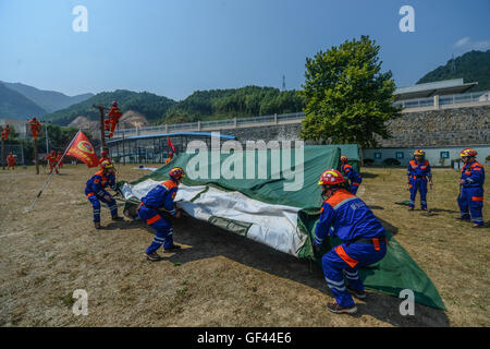 Jiande, China Zhejiang Provinz. 29. Juli 2016. Rettungskräfte Aufmachungen behelfsmäßigen Zelten während einer Nothilfe Katastrophenhilfe Bohren Jiande, Ost-China Zhejiang Provinz, 29. Juli 2016. Der Drill, die durch multilaterale Kräfte einschließlich der Bergrettung, bewaffnete Kraft-Abteilung, Verkehr Polizei, Wasser-Notfallrettung-Center und die State Grid Corporation of China verbunden war, ist zur Verbesserung der koordinierten Betrieb zwischen diesen Kräften tritt Flut und Erdrutsch. Bildnachweis: Xu Yu/Xinhua/Alamy Live-Nachrichten Stockfoto