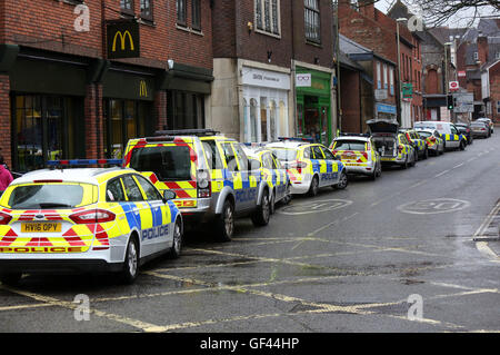 Datei-PICS: Winchester, Hamsphire, UK. 29. Juli 2016. Drei Männer sind gefangengesetzt, für eine Gesamtmenge von 32 Jahre nach ihrem bewaffneten Überfall auf einen Juwelier innerhalb von Minuten von Hampshire Offizieren vereitelt wurde. RGE, 21, von Furzen Crescent, Hatfield, Domingo Nsita, 29, von Windsor Crescent, London, und Joshua Tiloye, 22, der Featherstone schließen, Stevenage, bekannte alle sich schuldig, die bewaffnete Raubüberfälle der Gerechtigkeit Juweliere in Pergament Street, Winchester. Bildnachweis: Uknip/Alamy Live-Nachrichten Stockfoto