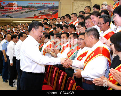 Peking, China. 29. Juli 2016. Chinesischen Staatspräsidenten Xi Jinping (L, vorn) und Premier Li Keqiang Treffen mit Vertretern von Modell-Organisationen und Einzelpersonen, die hier sind Auszeichnungen für die militärisch-zivile Solidarität in Peking, Hauptstadt von China, 29. Juli 2016 zu erhalten. Bildnachweis: Ju Peng/Xinhua/Alamy Live-Nachrichten Stockfoto