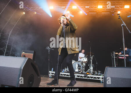 Matlock, UK. 29. Juli 2016. Rowan Bastable, Nathan Hill, Ryan Hill, Andy Hurst und Tom Wells der Indie-pop-Band, "Kassassin Straße" Höchstleistungen YNOT Festival, Matlock, UK, 2016 Credit: Myles Wright/ZUMA Draht/Alamy Live News Stockfoto