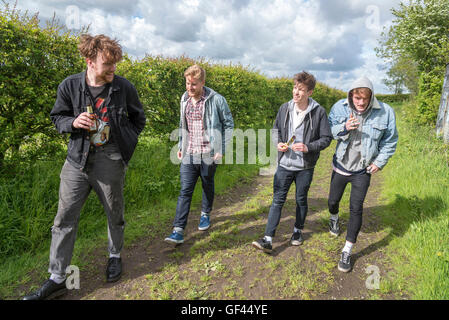 Penketh.Warrington. Germany. Datei-Bilder vom 19. Mai 2015. Bisher unveröffentlichte bis heute 29. Juli 2016 Bilder der Band Viola Strand von Warrington entspannend in Fiddlers Ferry direkt am Fluss Mersey. L r Kris Leonard, Tom Lowe, Fluss Reeves und Jack Dakin. Die Jungs alle starb bei einem Autounfall während auf Tour in Schweden. Die Viola Strand Debüt-Album posthum veröffentlicht heute. Bildnachweis: John Davidson Fotos/Alamy Live-Nachrichten Stockfoto