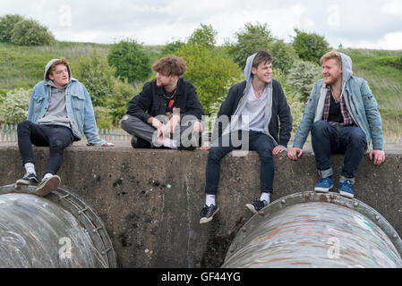 Penketh. Warrington. England. Datei-Bilder vom 19. Mai 2015. Bisher unveröffentlichte bis heute 29. Juli 2016 Bilder der Band Viola Strand von Warrington entspannend in Fiddlers Ferry direkt am Fluss Mersey. L r Jack Dakin, Kris Leonard, Fluss Reeves und Tom Lowe.The jungen starb bei einem Autounfall während auf Tour in Schweden. Die Viola Strand Debüt-Album posthum veröffentlicht heute. Bildnachweis: John Davidson Fotos/Alamy Live-Nachrichten Stockfoto