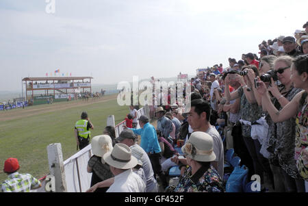 Khui Doloon Khudag, Mongolei. 13. Juli 2016. Besucher jubeln für die Gewinner der Pferd Rennen am Naadam-Fest in der Mongolei, 13. Juli 2016. Foto: ANDREAS LANDWEHR, Dpa/Alamy Live-Nachrichten Stockfoto