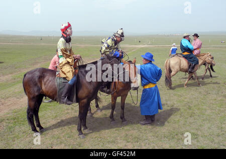 Khui Doloon Khudag, Mongolei. 13. Juli 2016. Besucher des Festivals Naadam in der Mongolei, 13. Juli 2016. Foto: ANDREAS LANDWEHR, Dpa/Alamy Live-Nachrichten Stockfoto