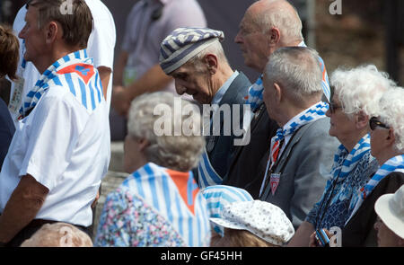 Auschwitz-Birkenau, Polen. 29. Juli 2016. Ehemalige KZ-Häftlinge und andere Besucher warten auf dem Gelände der ehemaligen NS-Vernichtungslager Auschwitz-Birkenau in Oswiecim, Polen für die Ankunft des Papstes Francis auf Freitag, 29. Juli 2016. Der Papst ein «Tag der Stille» im ehemaligen Konzentrationslager verbringen werden, statt die Teilnahme in den Weltjugendtag (WJT) in Polen. Bildnachweis: Dpa picture Alliance/Alamy Live News Stockfoto