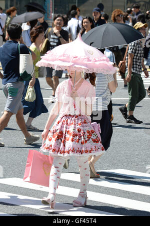 Tokio, Japan. 29. Juli 2016. Fußgänger gehen auf der Straße der Stadtteil Shibuya, Tokyo, Japan, am 29. Juli 2016. Die Temperatur überschritten 32 Grad Celsius in Tokio am Samstag. Bildnachweis: Ma Ping/Xinhua/Alamy Live-Nachrichten Stockfoto