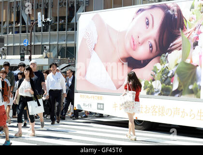 Tokio, Japan. 29. Juli 2016. Fußgänger gehen auf der Straße der Stadtteil Shibuya, Tokyo, Japan, am 29. Juli 2016. Die Temperatur überschritten 32 Grad Celsius in Tokio am Samstag. Bildnachweis: Ma Ping/Xinhua/Alamy Live-Nachrichten Stockfoto