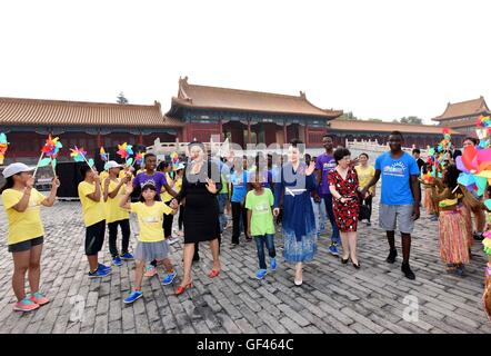 Peking, China. 29. Juli 2016. Chinesischen Staatspräsidenten Xi Jinping Frau Peng Liyuan, der auch die Weltgesundheitsorganisation (WHO) Goodwill-Botschafter für Tuberkulose und HIV/AIDS ist, besucht die Eröffnungsfeier für "Love in the Sunshine"--das 2016 China-Afrika Kinder Summer Camp im Palastmuseum in Peking, Hauptstadt von China, 29. Juli 2016. Bildnachweis: Rao Aimin/Xinhua/Alamy Live-Nachrichten Stockfoto