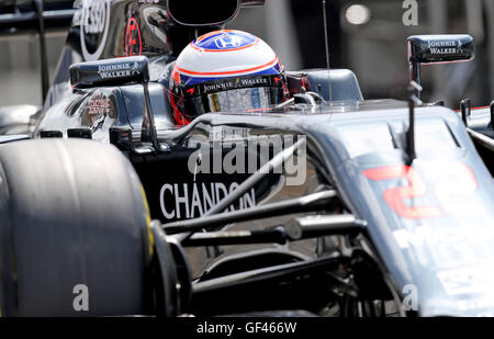 Hockenheim, Deutschland. 29. Juli 2016. Britische Formel 1-Fahrer Jenson Button McLaren-Honda in der Boxengasse während des zweiten freien Trainings auf dem Hockenheimring in Hockenheim, Deutschland, 29. Juli 2016. Den deutschen Grand Prix findet am 31.07.2016. Foto: JAN WOITAS/Dpa/Alamy Live News Stockfoto