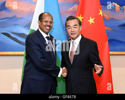 Peking, China. 29. Juli 2016. Chinese Foreign Minister Wang Yi (R) trifft sich mit seinem Djiboutian Amtskollegen Mahamoud Ali Youssouf, der hier an die Koordinatoren Besprechung über die Durchführung von Folgemaßnahmen des Johannesburg-Gipfels des Forums auf China-Afrika Zusammenarbeit (FOCAC), in Peking, Hauptstadt von China, 29. Juli 2016 teilnehmen. © Zhang Ling/Xinhua/Alamy Live-Nachrichten Stockfoto