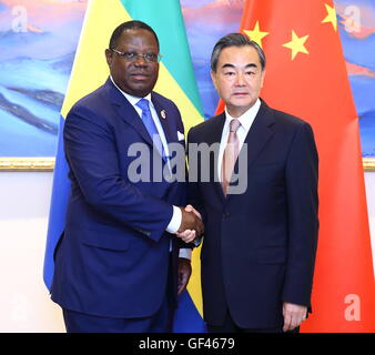 Peking, China. 29. Juli 2016. Chinese Foreign Minister Wang Yi (R) trifft sich mit seinem gabunischen Amtskollegen Emmanuel Issoze Ngondet, wer ist hier der Koordinatoren Besprechung über die Durchführung von Folgemaßnahmen des Johannesburg-Gipfels des Forums auf China-Afrika Zusammenarbeit (FOCAC), in Peking, Hauptstadt von China, 29. Juli 2016. © Ding Haitao/Xinhua/Alamy Live-Nachrichten Stockfoto