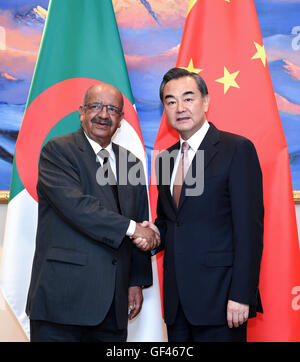 Peking, China. 29. Juli 2016. Chinese Foreign Minister Wang Yi (R) trifft mit algerischen Minister für Angelegenheiten der Maghreb, der Afrikanischen Union und der arabischen Liga, Abdelkader Messahel, wer ist hier der Koordinatoren Besprechung über die Durchführung von Folgemaßnahmen des Johannesburg-Gipfels des Forums auf China-Afrika Zusammenarbeit (FOCAC), in Peking, Hauptstadt von China, 29. Juli 2016. © Zhang Ling/Xinhua/Alamy Live-Nachrichten Stockfoto