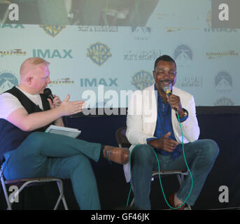 London UK 29. Juli 2016 Carl Weathers Schauspieler am bekanntesten für seine Rolle als Apollo Creed in den Filmen Rocky und Rocky II wurde an der London Film and Comic Con 2016 er war begrüßt interview und Fragen zu beantworten und Fotos an seine Fans unterzeichnet. @ Paul Quezada-Neiman/Alamy Live News Bildnachweis: Paul Quezada-Neiman/Alamy Live News Stockfoto